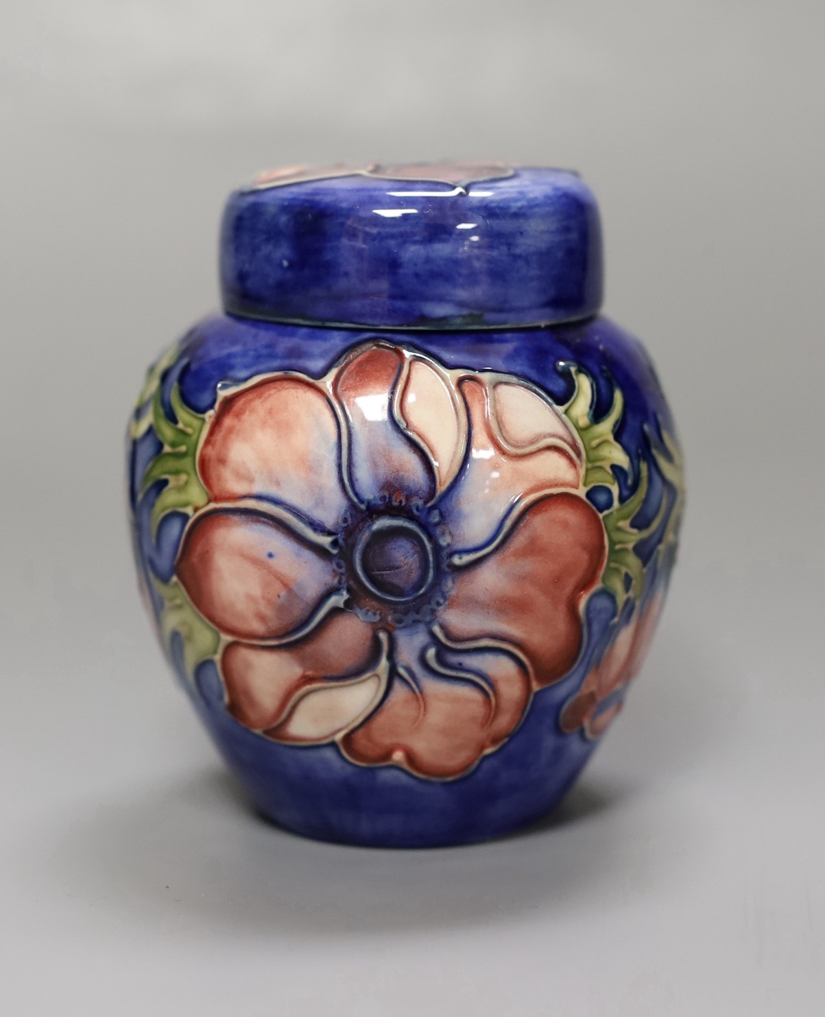 A small Moorcroft anenome ginger jar and cover, 10cm
